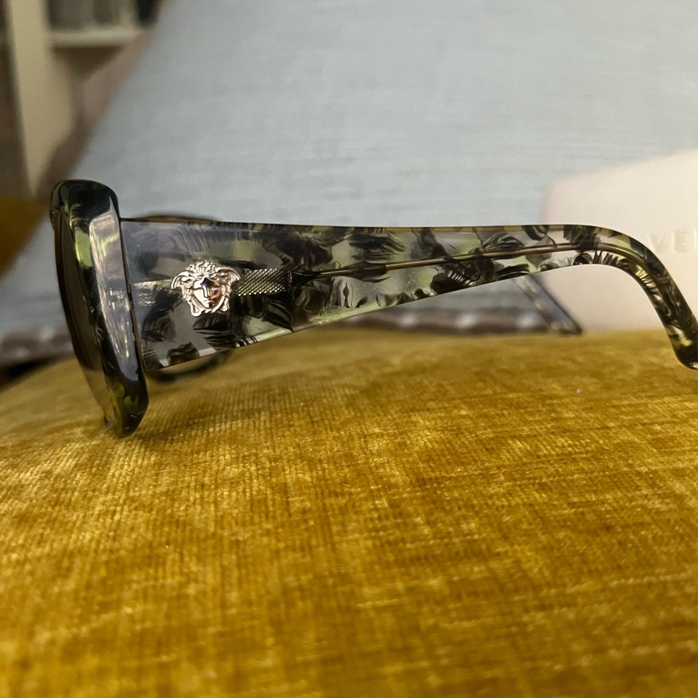 Authentic Versace Sunglasses Black Worn, very good condition. Frame is like new. - Picture 2 of 8